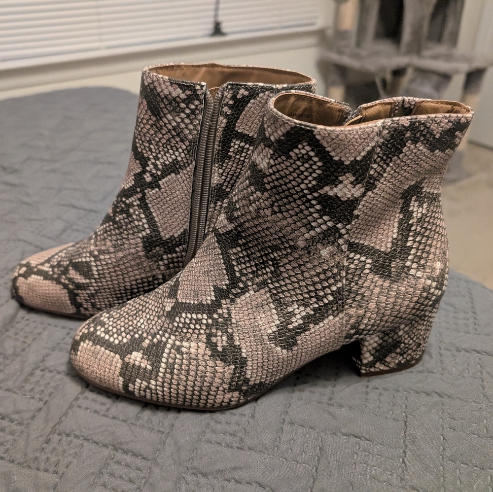 Stylish Black and Gray Ankle Booties with Textured Design